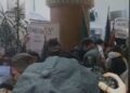 Con striscione 'Cease fire now' e la bandiera palestinese