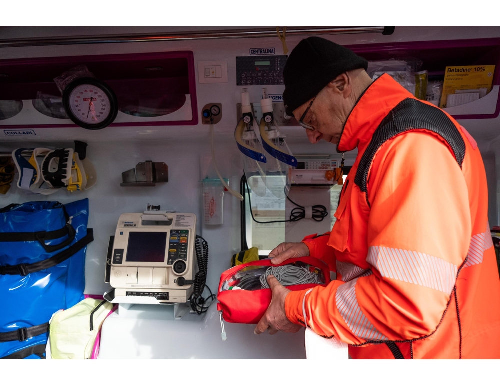 Auto si schianta contro albero,morti due ventenni vicino a Roma