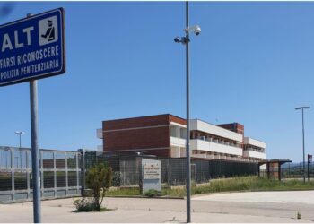 Detenuto si oppone al controllo in cella e ferisce poliziotti
