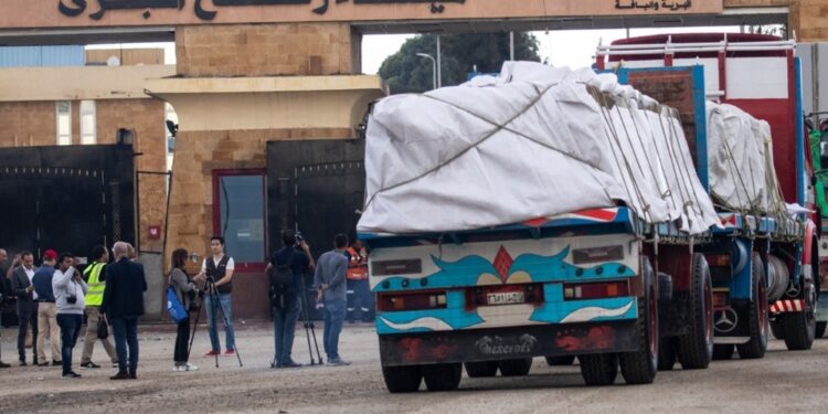 Anche tre bambini. Su camion di aiuti scritte pro Palestina