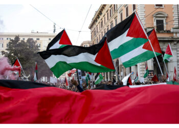 Su uno striscione 'Nuova Norimberga' con volti Meloni-Netanyahu