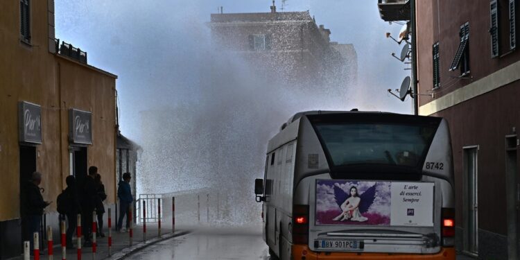 Lungo tutta la costa colpite strutture pubbliche e private