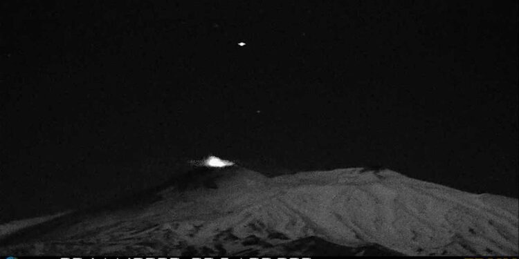 Telecamera Ingv immortala il pianeta che 'guarda' il vulcano