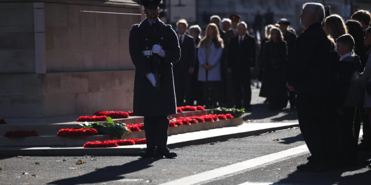 10mila reduci a memoriale Whitehall. Sunak critica scontri ieri