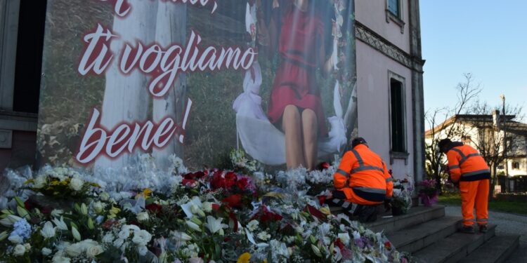 Gli omaggi posati sotto la gigantografia della ragazza