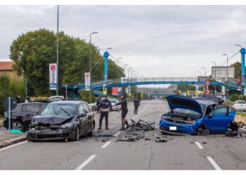 Sull'auto a grande velocità ha provocato il primo tamponamento