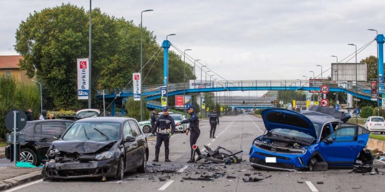 Sull'auto a grande velocità ha provocato il primo tamponamento