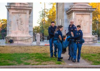 Blitz con la vernice sull'Arco della Pace in piazza Sempione