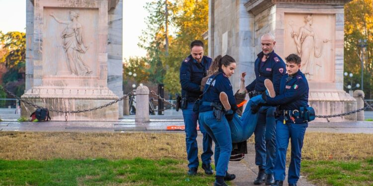 Blitz con la vernice sull'Arco della Pace in piazza Sempione