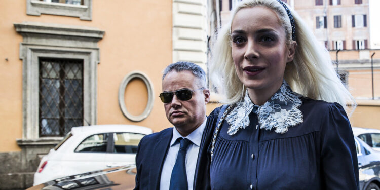La ex compagna di Berlusconi accompagnata dal capogruppo Barelli