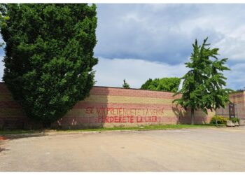 Stessa frase sulla vetrata della scuola dove si è accasciata