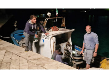 Salvati 43 migranti da due pescatori su scogli di Cala Ponente