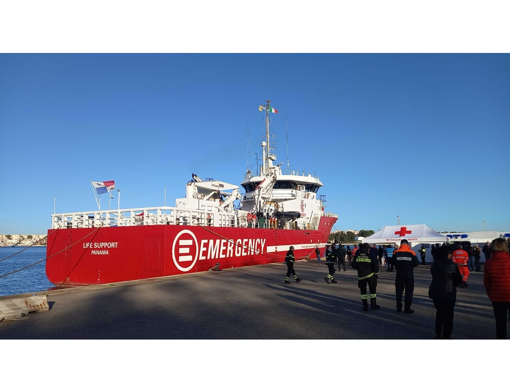 Nave Emergency arrivata a Brindisi, a bordo 118 migranti