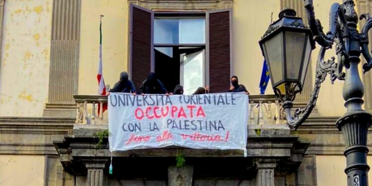 Su striscione esposto appoggio a Gaza 'fino alla vittoria'