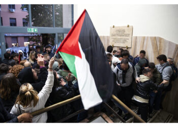 Studenti chiedono ritiro mozione pro Israele. Lezioni in corso