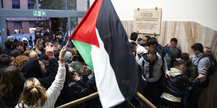 Studenti chiedono ritiro mozione pro Israele. Lezioni in corso