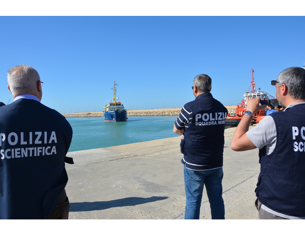 Sbarca a Lampedusa, torna in Libia e riparte, fermato scafista
