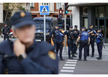 Sconosciuto gli ha sparato in faccia in pieno centro di Madrid