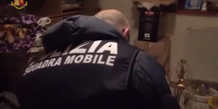 Raid a casa parenti donna malgrado lui fosse ai domiciliari
