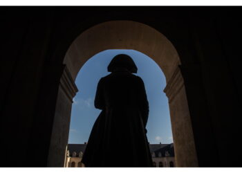 Il famoso bicorno nero con la sua coccarda blu