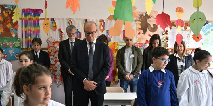 'E per tutte le donne vittime violenza'. Ministro a Napoli