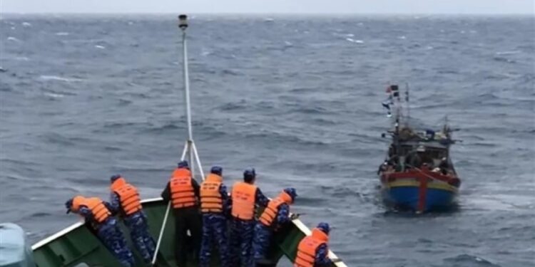 Erano bloccati da dieci ore in mare aperto