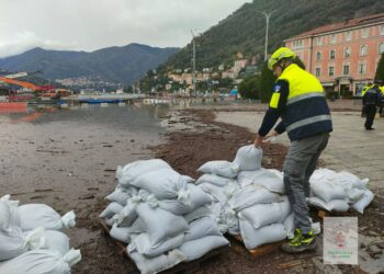 Esondazione del lago, distribuzione dei sacchetti di sabbia