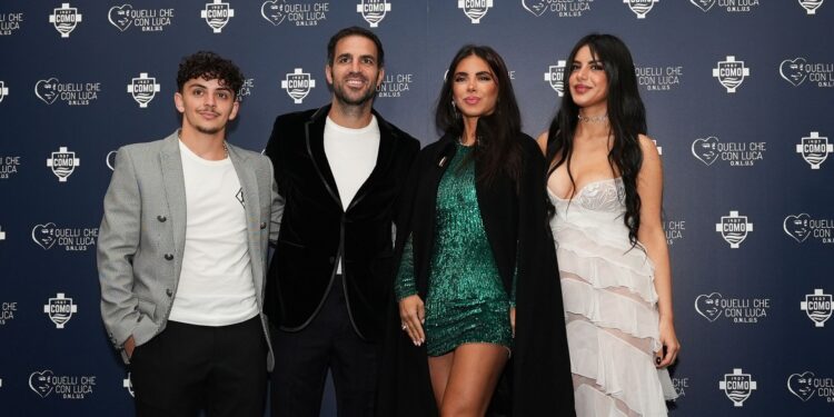 Cesc Fabregas e la sua famiglia alla recente cena benefica organizzata dal Como 1907 a Villa Erba