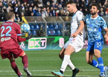 Una fase del match tra Como e Lecco (foto Roberto Colombo)