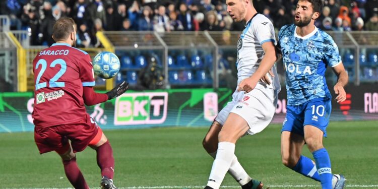 Una fase del match tra Como e Lecco (foto Roberto Colombo)