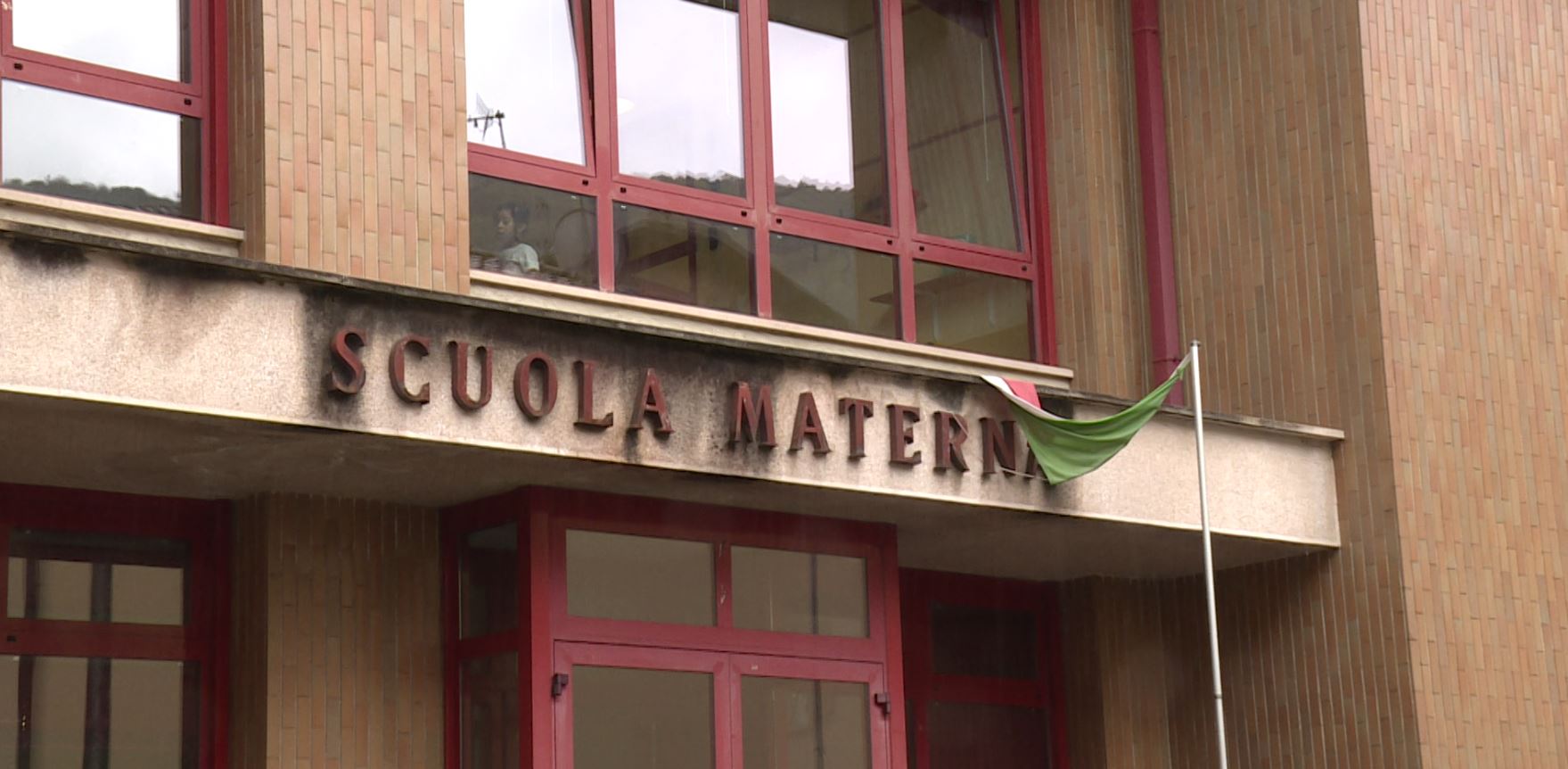 Como, scuola dell’infanzia di Ponte Chiasso. Consegnate in Comune 665 firme per dire no alla chiusura