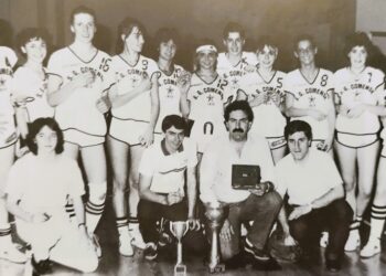 Coach Gaspare Borlengo, al centro in prima fila, con la squadra che conquistò lo scudetto Juniores nel 1985