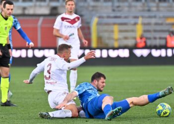 L'arbitro Pezzuto durante Como-Reggina nella stagione 2022-2023 (foto Roberto Colombo)