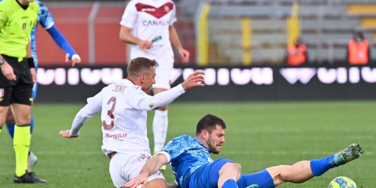 L'arbitro Pezzuto durante Como-Reggina nella stagione 2022-2023 (foto Roberto Colombo)