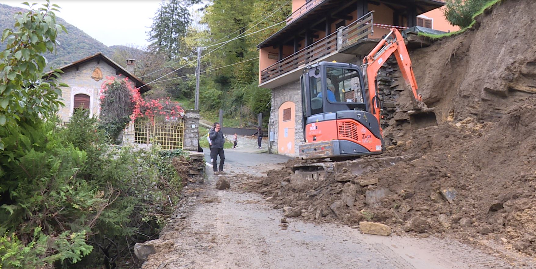 Maltempo, frana a Molina di Faggeto. Strada ripulita dai detriti e riaperta al traffico