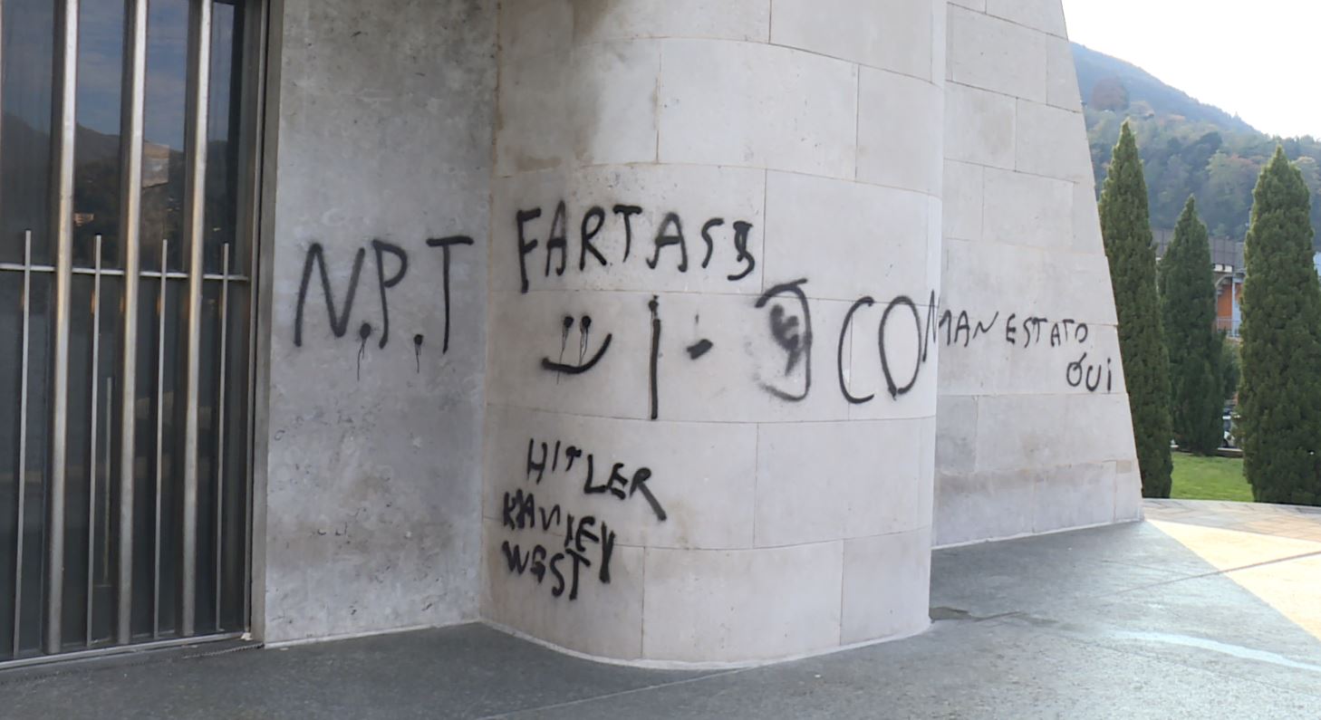 Raid vandalico, deturpato il Monumento ai Caduti di Como