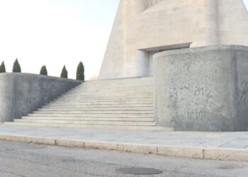 Monumento ai Caduti di Como ripulito dopo il raid vandalico