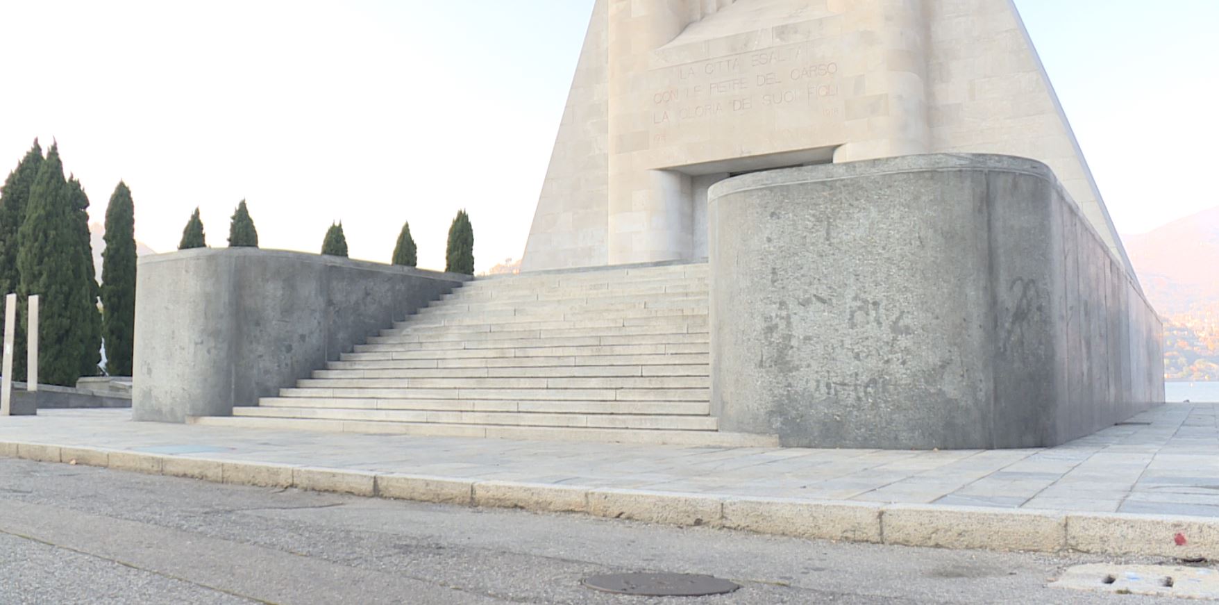 Monumento ai Caduti di Como ripulito dopo il raid vandalico