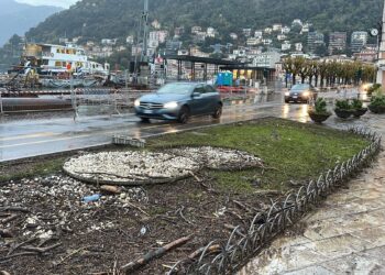 Esondazione del lago di Como, riaperta una corsia del lungolago