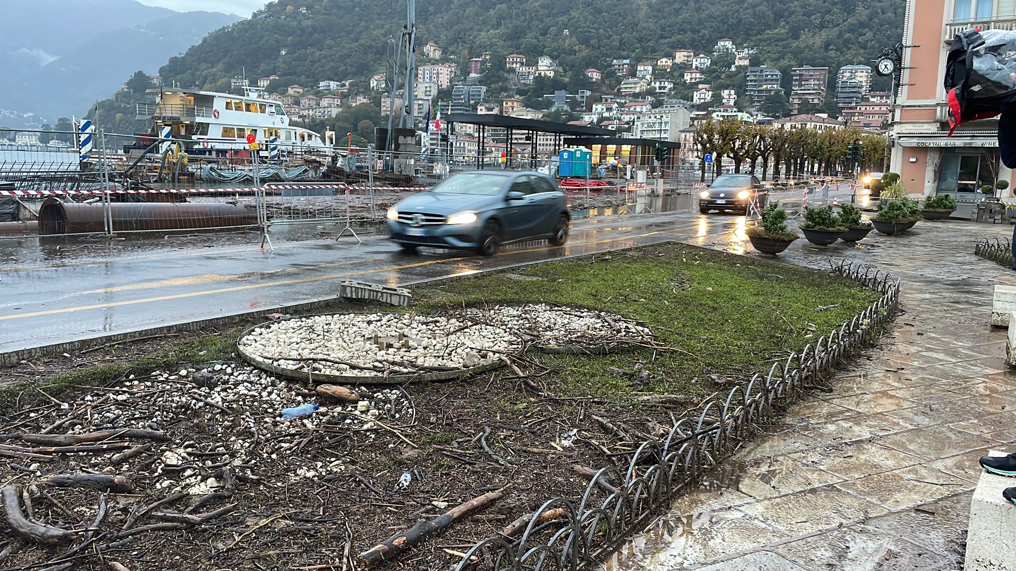 Esondazione del Lario, riaperta una corsia del lungolago