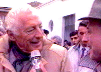 Dall'album dei ricordi di Franco Zuccalà, una immagine allo stadio Sinigaglia. Il popolare giornalista con l'avvocato Gianni Agnelli. Più dietro, Omar Sivori