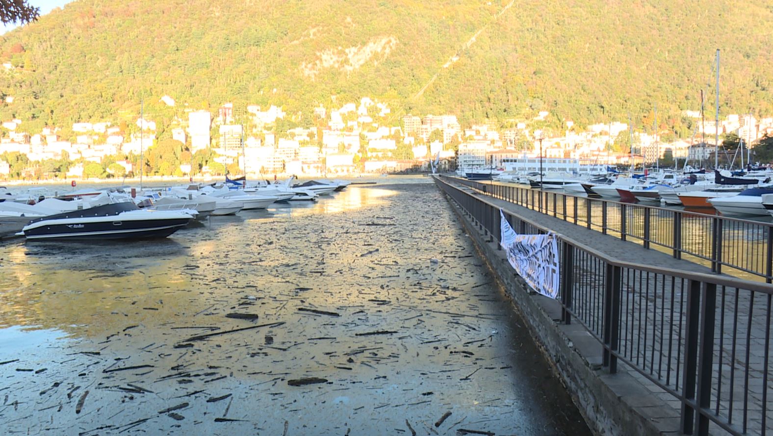 Como e il suo lago dopo l’esondazione: i detriti coprono ancora le acque e la diga foranea