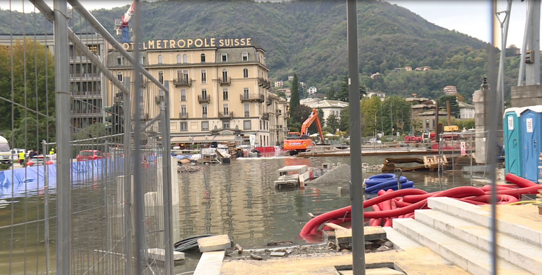 Lago esondato e cantiere delle paratie allagato. Sertori: “Rispetteremo i tempi, ora si lavora nella zona dei giardini”