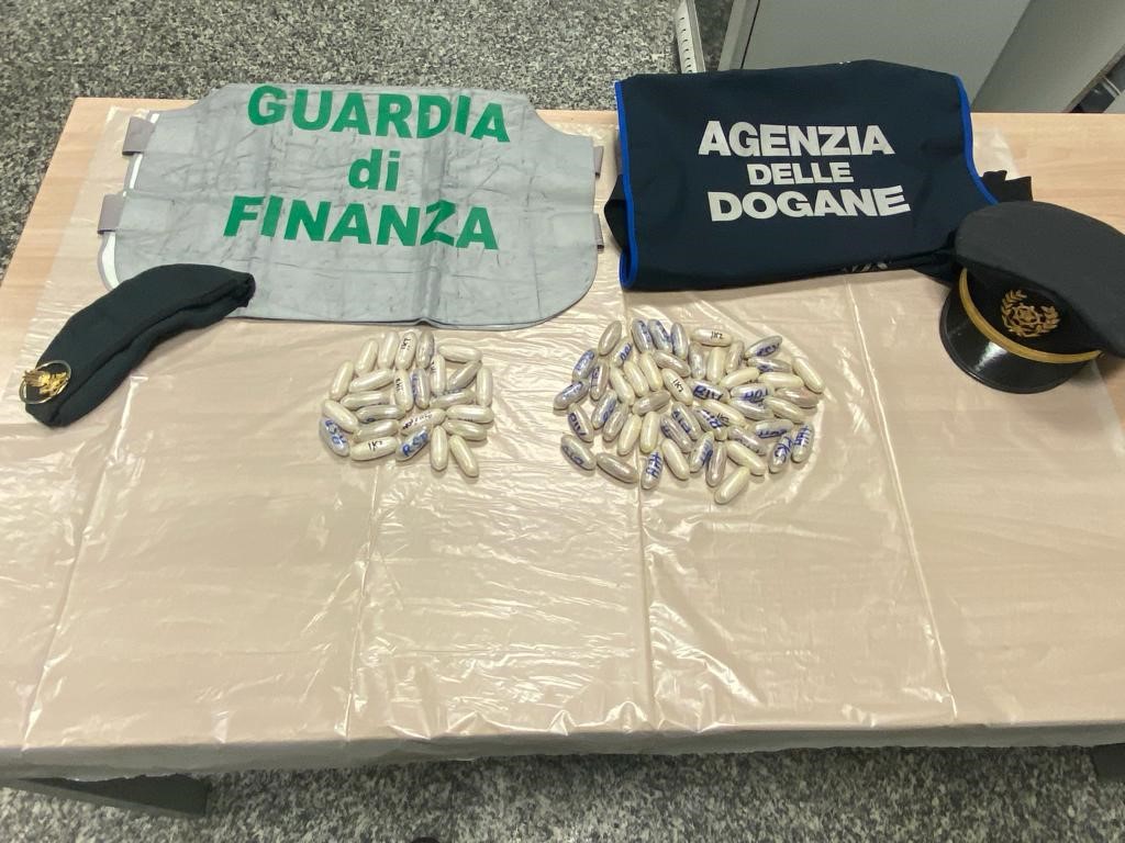 Aveva ingerito 74 ovuli di cocaina, intercettato sul bus in dogana. Arrestato