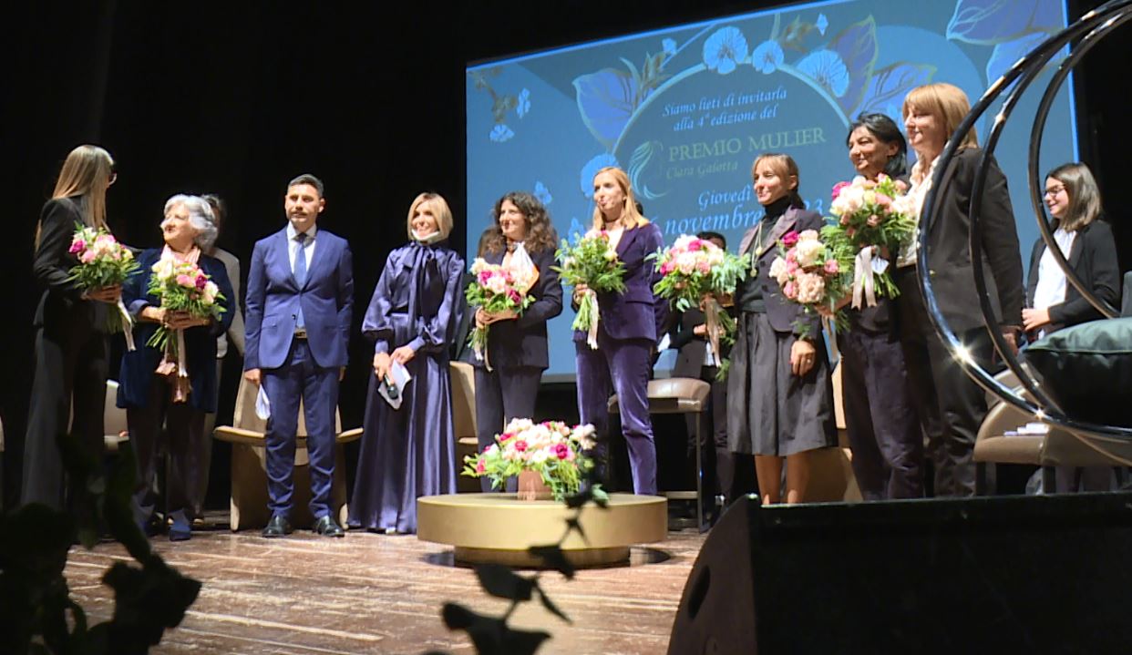Premio Mulier, l’evento al Teatro San Teodoro di Cantù. Premiate tre donne