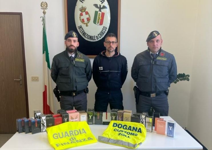 Profumi non dichiarati nel bagaglio e falsa fattura. Denunciata