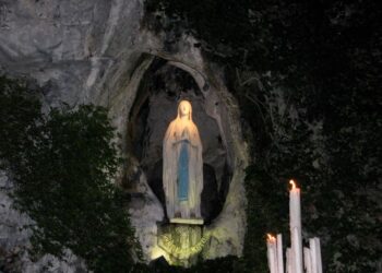 tatua Madonna di Lourdes