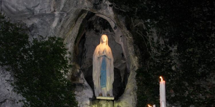 tatua Madonna di Lourdes