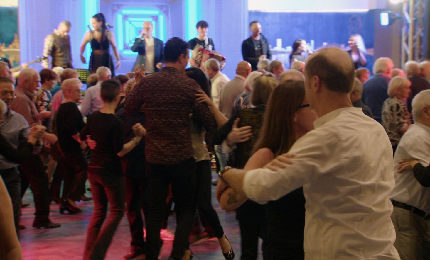 Superliscio, musica e danze. Da domenica l’appuntamento è alle 16 su Etv