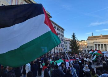 Srotolato uno striscione contro 'l'asse Washington-Tel Aviv'